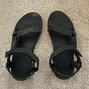 Teva’s size 9